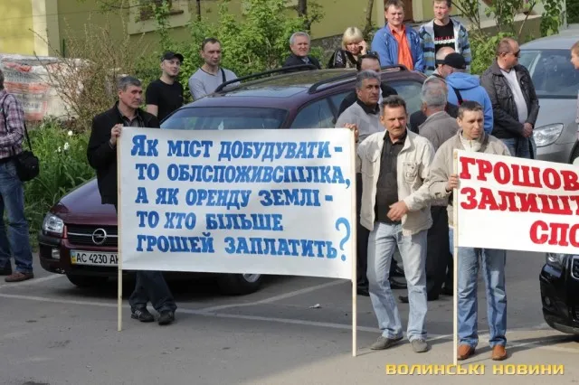 Декілька десятків підприємців влаштували пікет під стінами Луцької міськради (Фоторепортаж) — фото 1