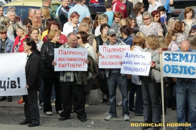 Декілька десятків підприємців влаштували пікет під стінами Луцької міськради (Фоторепортаж) — фото 3