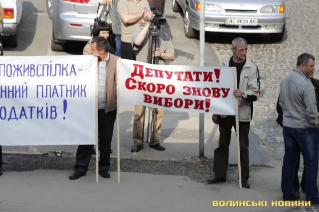 Декілька десятків підприємців влаштували пікет під стінами Луцької міськради (Фоторепортаж) — фото 5
