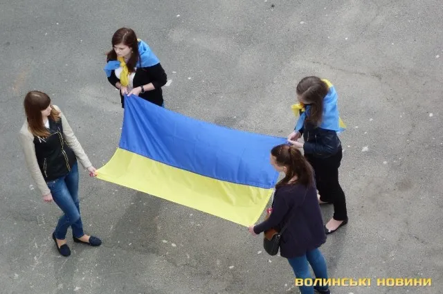 У Луцьку відбувся патріотичний флешмоб «Єдина Україна» (Фото) — фото 3