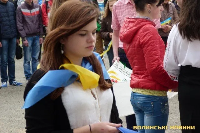У Луцьку відбувся патріотичний флешмоб «Єдина Україна» (Фото) — фото 4