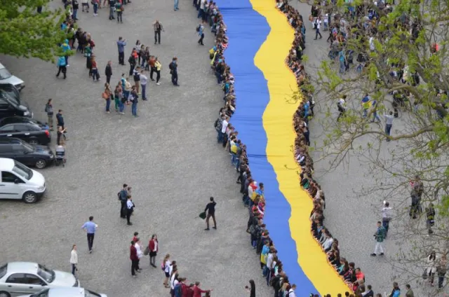 У Луцьку розгорнули найбільший у світі прапор України (Фоторепортаж) + (Відео) — фото 2