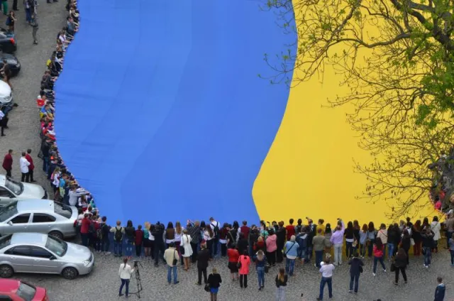 У Луцьку розгорнули найбільший у світі прапор України (Фоторепортаж) + (Відео) — фото 3