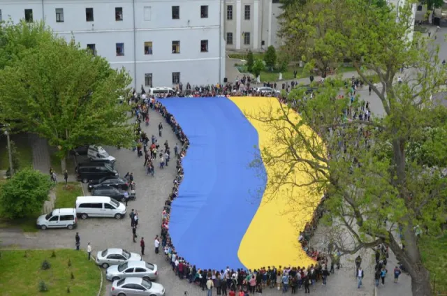 У Луцьку розгорнули найбільший у світі прапор України (Фоторепортаж) + (Відео) — фото 4