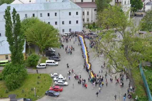 У Луцьку розгорнули найбільший у світі прапор України (Фоторепортаж) + (Відео) — фото 5