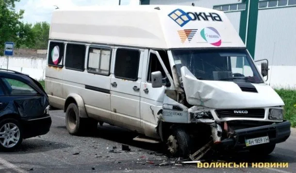 Бус врізався у легковик, який різко загальмував перед школярем (Фоторепортаж) — фото 2