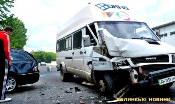 Бус врізався у легковик, який різко загальмував перед школярем (Фоторепортаж) — фото 5