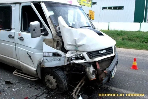 Бус врізався у легковик, який різко загальмував перед школярем (Фоторепортаж) — фото 6