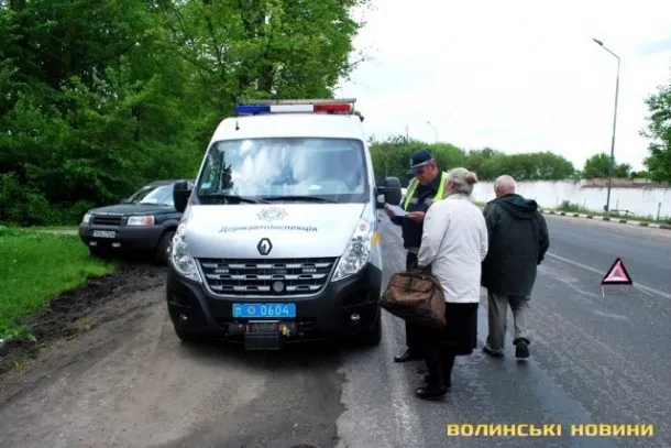 Бус врізався у легковик, який різко загальмував перед школярем (Фоторепортаж) — фото 8
