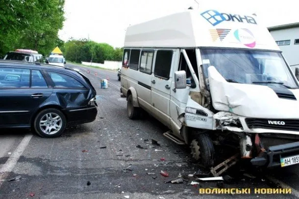 Бус врізався у легковик, який різко загальмував перед школярем (Фоторепортаж) — фото 9