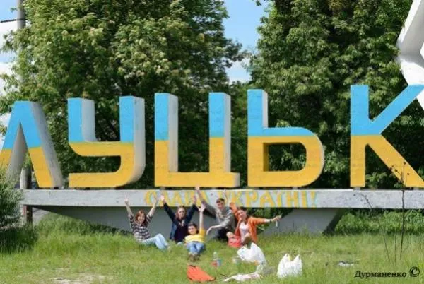 У Луцьку продовжують традицію розмальовування в'їзних знаків (Фото) — фото 2