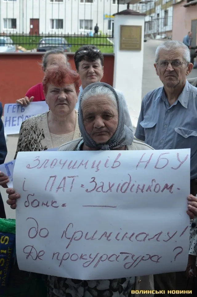 Ошукані вкладники пікетували Нацбанк (Фоторепортаж) — фото 6