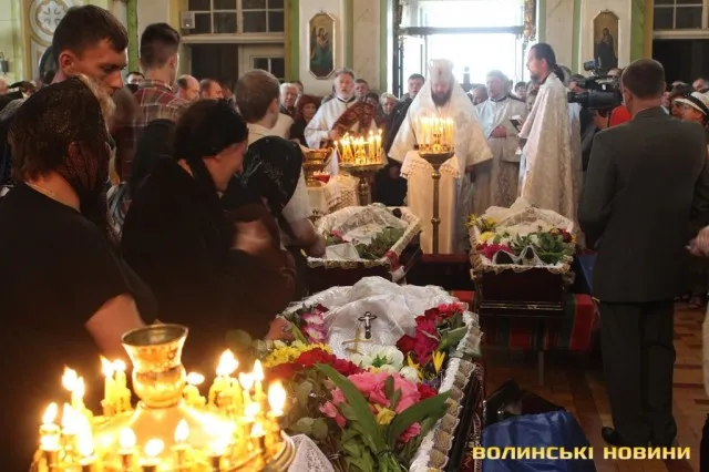 «Герої не вмирають» - під такі слова проводжав Луцьк убитих солдатів на Сході України (Фоторепортаж) + (Відео) — фото 3