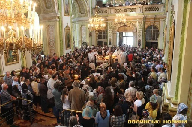 «Герої не вмирають» - під такі слова проводжав Луцьк убитих солдатів на Сході України (Фоторепортаж) + (Відео) — фото 4