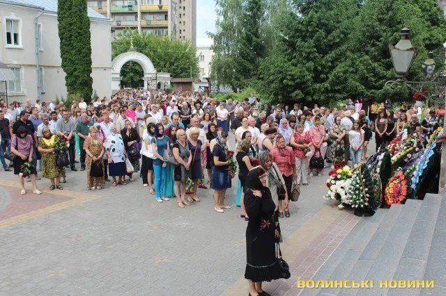 «Герої не вмирають» - під такі слова проводжав Луцьк убитих солдатів на Сході України (Фоторепортаж) + (Відео) — фото 5