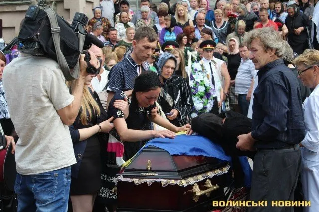 «Герої не вмирають» - під такі слова проводжав Луцьк убитих солдатів на Сході України (Фоторепортаж) + (Відео) — фото 6