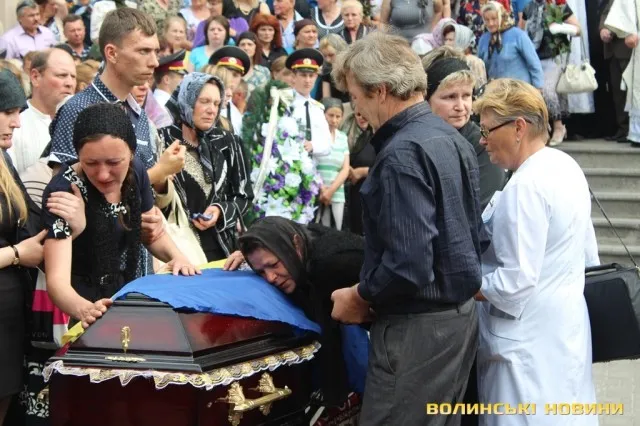 «Герої не вмирають» - під такі слова проводжав Луцьк убитих солдатів на Сході України (Фоторепортаж) + (Відео) — фото 7