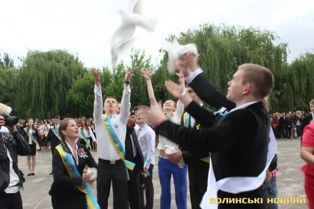 У школах міста віддзвенів останній дзвінок (Фоторепортаж) + (Відео) — фото 7