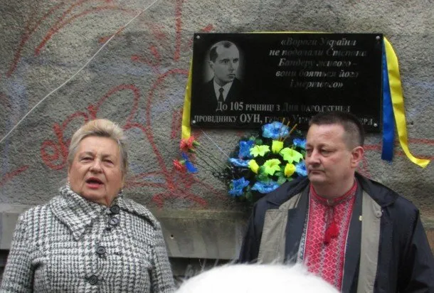 У Луцьку освятили меморіальну дошку Степана Бандери (Відео) — фото 1