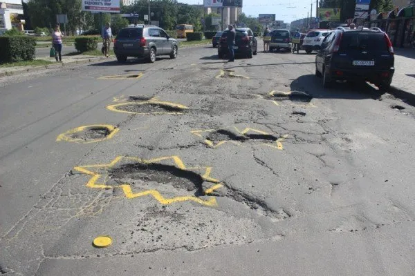 Активісти обмальовували фарбою ями на дорогах (Фоторепортаж) — фото 5