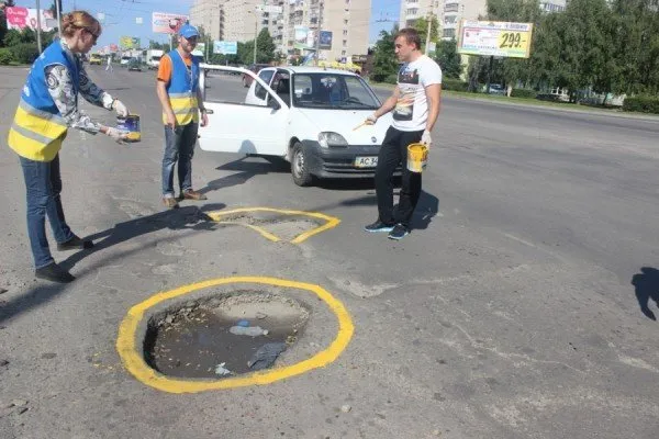 Активісти обмальовували фарбою ями на дорогах (Фоторепортаж) — фото 6