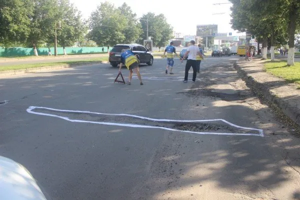 Активісти обмальовували фарбою ями на дорогах (Фоторепортаж) — фото 7