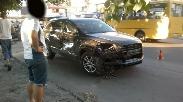 Легковик в'їхав у припаркований на узбіччі «Volkswagen Golf», якого після удару кинуло в дерево (Фото) — фото 1
