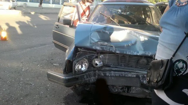 Легковик в'їхав у припаркований на узбіччі «Volkswagen Golf», якого після удару кинуло в дерево (Фото) — фото 2