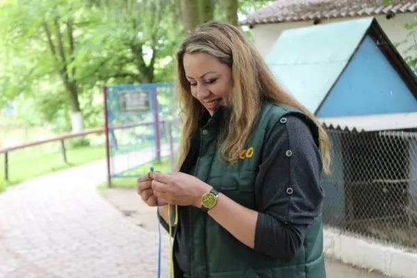 В Луцьку відбувся майстер-клас із плетення із синьо-жовтих стрічок (Фоторепортаж) — фото 3