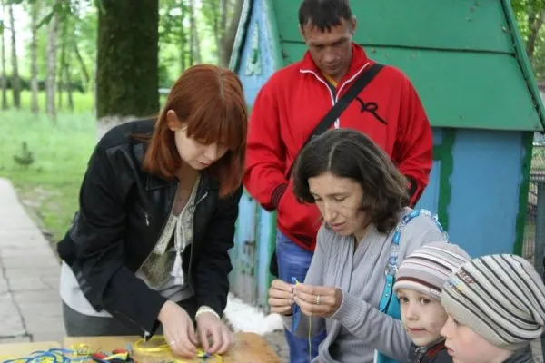 В Луцьку відбувся майстер-клас із плетення із синьо-жовтих стрічок (Фоторепортаж) — фото 4