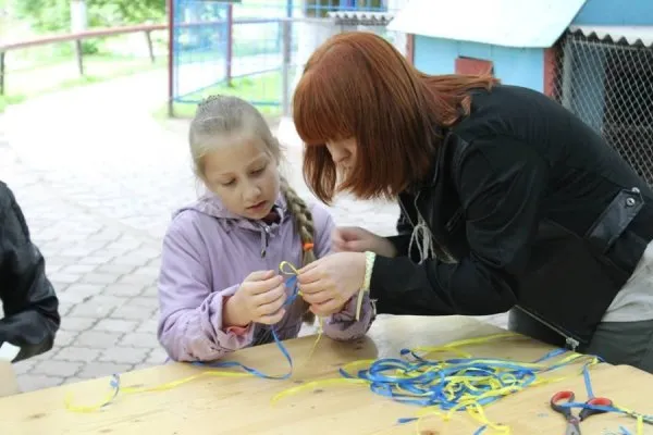 В Луцьку відбувся майстер-клас із плетення із синьо-жовтих стрічок (Фоторепортаж) — фото 5