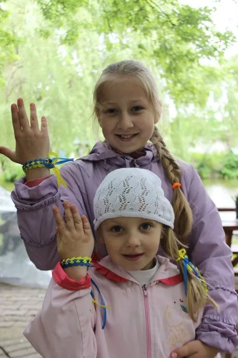 В Луцьку відбувся майстер-клас із плетення із синьо-жовтих стрічок (Фоторепортаж) — фото 9