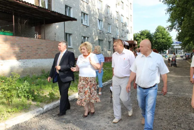 У Луцьку ремонтують дорогу у дворі будинку  на Рівненській вулиці. ФОТО — фото 2