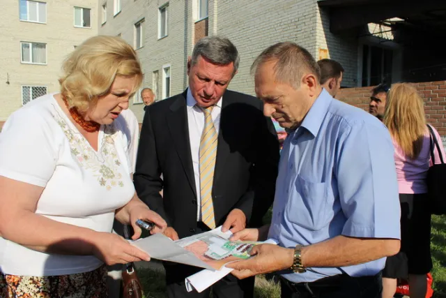 У Луцьку ремонтують дорогу у дворі будинку  на Рівненській вулиці. ФОТО — фото 4