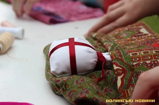 У Луцьку біженці виготовили ляльку-мотанку для українських військових — фото 1