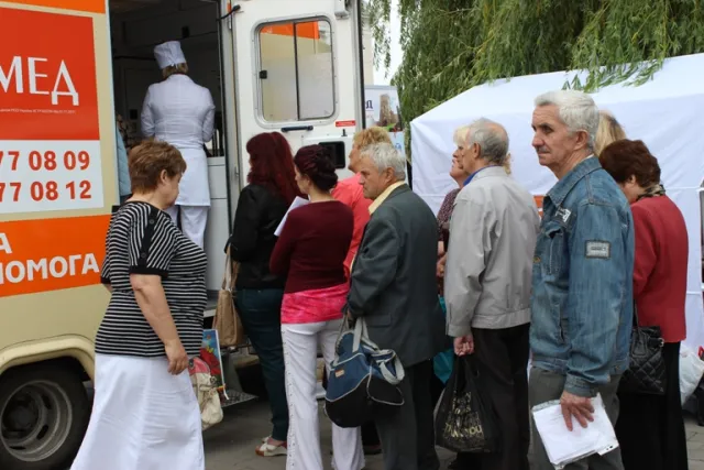 У Луцьку на Театральному майдані обстежують місцевих жителів щодо наявності серцево-судинного ризику — фото 3