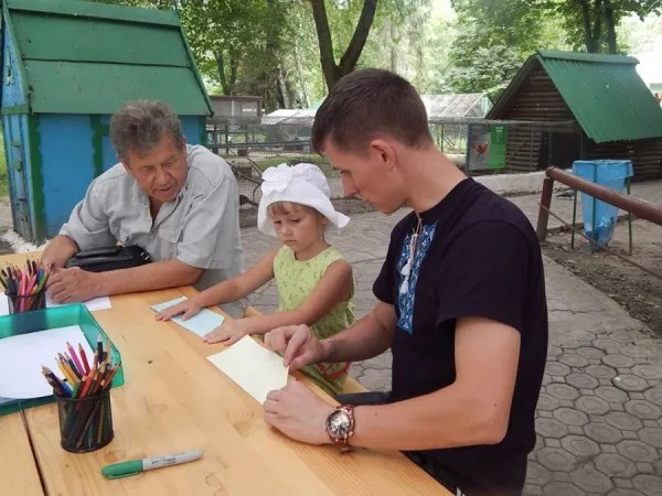 Відвідувачі Луцького зоопарку написали листи українським військовим на Сході — фото 1