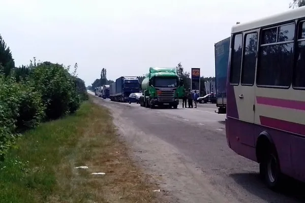 На Волині вже другий день поспіль жінки перекривають міжнародну трасу.ВІДЕО — фото 1