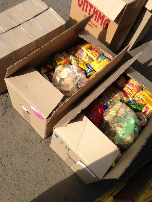 Волонтери Самооборони Волині назбирали більше півтонни продуктів у луцьких супермаркетах для бійців на Сході — фото 1