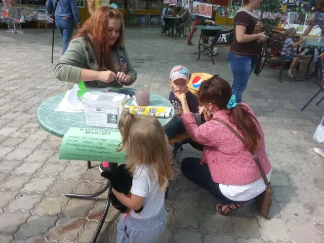 У Луцьку під час акції "Діти і літо" волонтери збирали кошти на лікування маленького Романа — фото 1