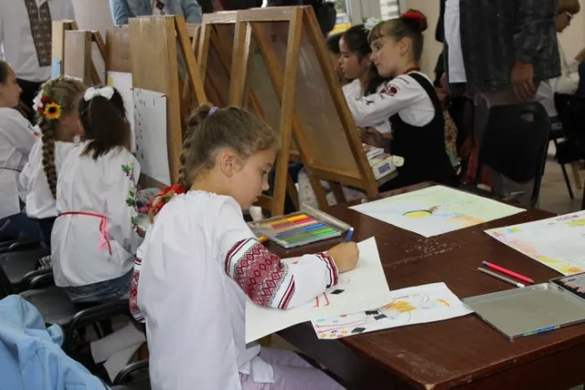 У Луцьку дітки малювали "мирне завтра" (ФОТО) — фото 1