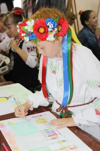 У Луцьку дітки малювали "мирне завтра" (ФОТО) — фото 3