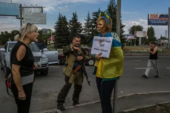 У Донецьку жінку прив`язали до стовпа і б`ють ногами (ФОТО) — фото 1