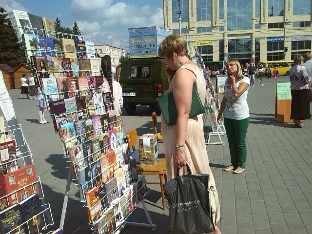 Благодійний книжковий ярмарок у Луцьку (ФОТО) (ВІДЕО) — фото 2
