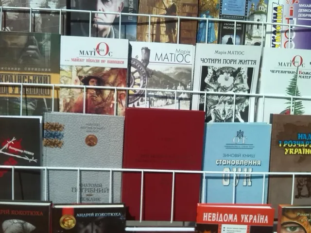 Благодійний книжковий ярмарок у Луцьку (ФОТО) (ВІДЕО) — фото 5