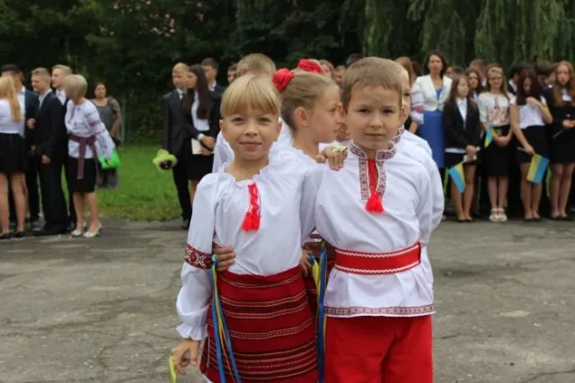 Як у Луцьку відзначають 1 вересня? (ФОТО) — фото 1