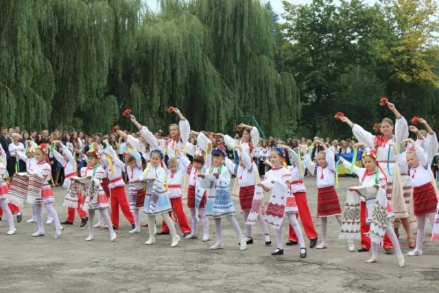 Як у Луцьку відзначають 1 вересня? (ФОТО) — фото 3