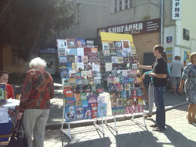 Під час книжкового благодійного ярмарку у Луцьку - книги видавництва "Ключі" (ФОТО) (ВІДЕО) — фото 2