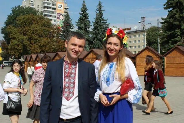 Луцькі школярі утворили "живе" слово "МИР" — фото 1