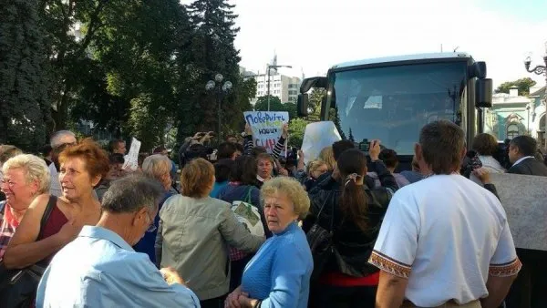 Біля Верховної Ради - мітинг матерів українських військових (ІНФОРМАЦІЯ ОНОВЛЮЄТЬСЯ) — фото 1